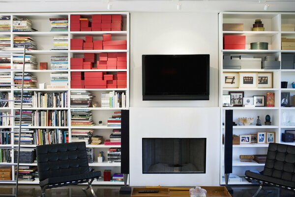 Intérieur du salon avec bibliothèques