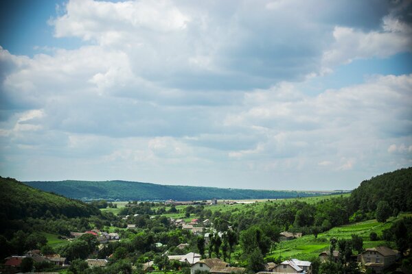 Cielo blu calmo con foresta e Villaggio