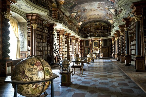 Grande bibliothèque avec colonnes et globes