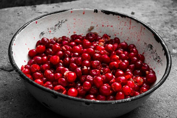 We cook cherry jam without a stone in the basin