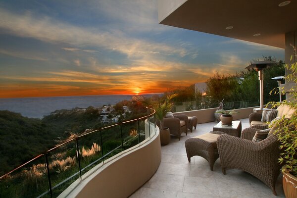 Terrasse avec chaises en osier au coucher du soleil