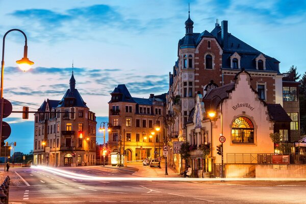 Calle nocturna de Alemania con linternas