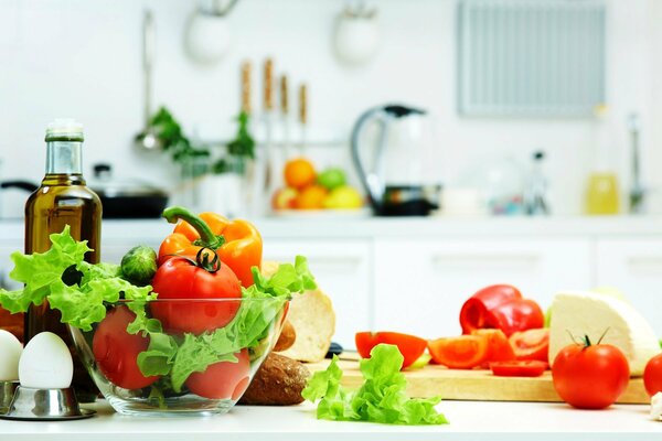 Kochen von Salat aus verschiedenen Gemüsesorten