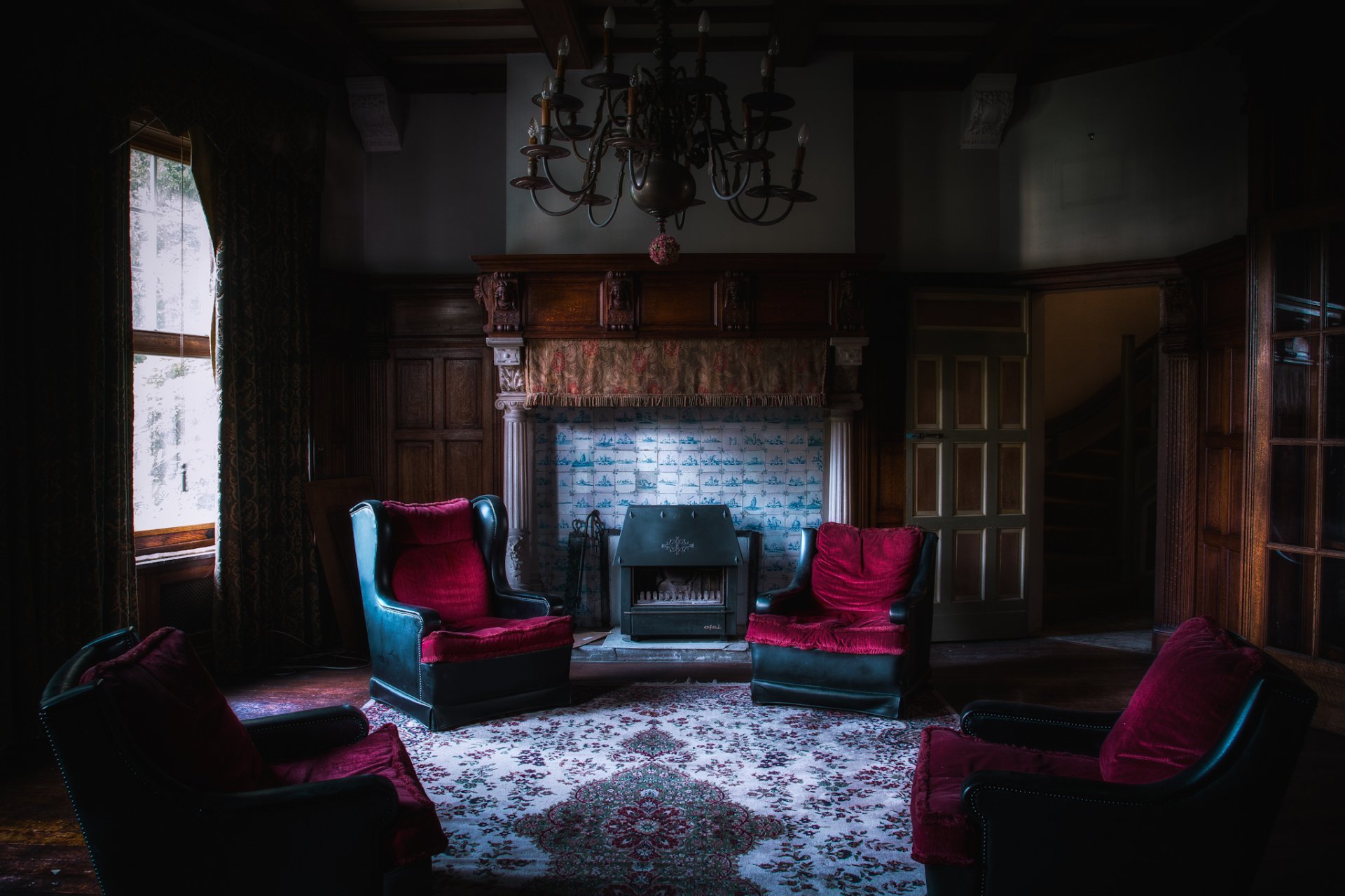 chambre manoir fauteuils cheminée rideaux lustre