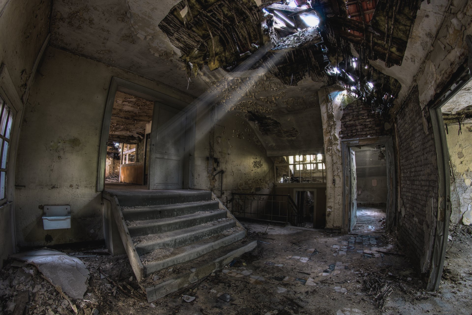 habitación edificio escalones ruina abandono moho escombros rayos del sol