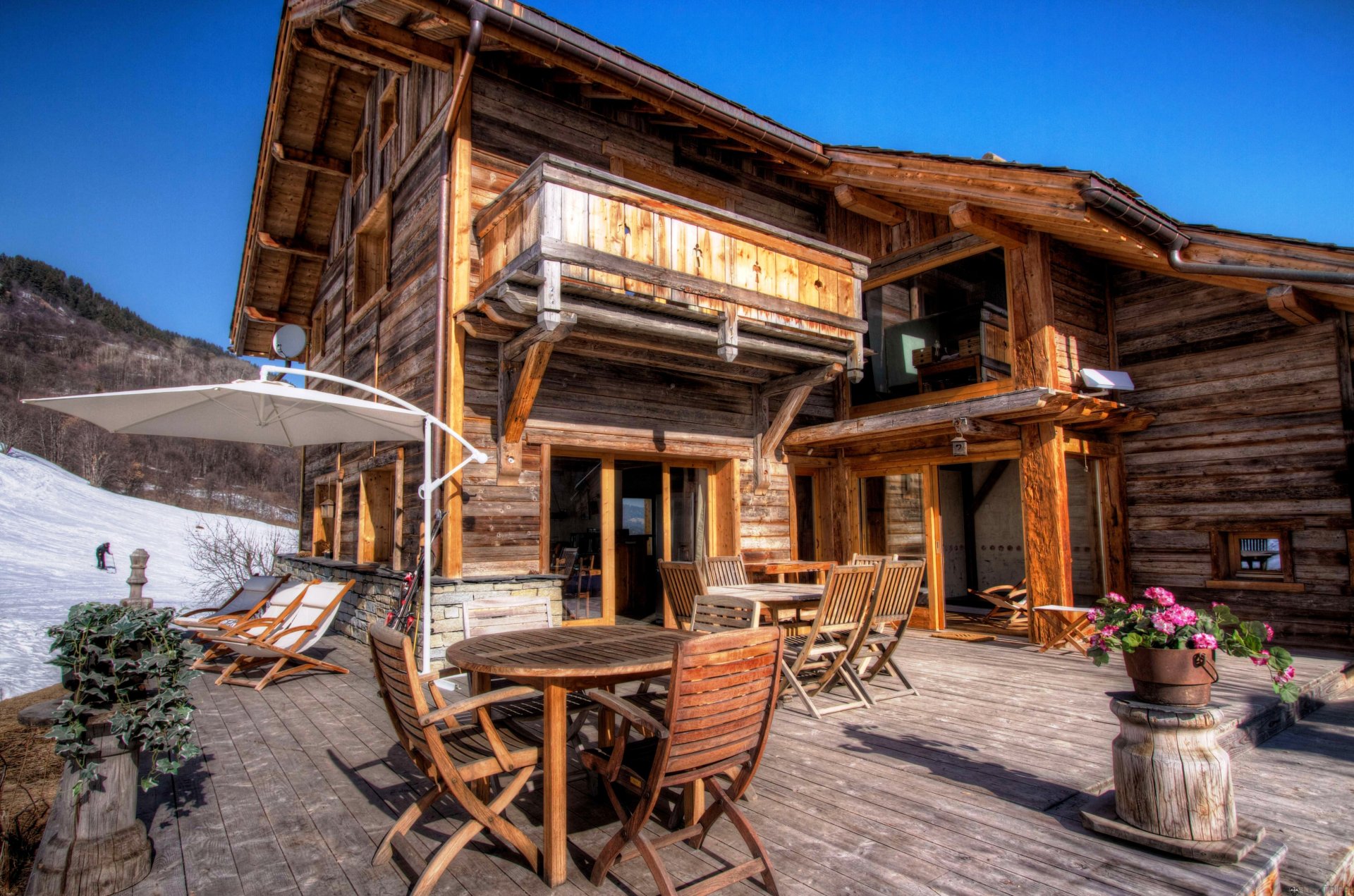 interno legno casa tavolo sedie. sedie a sdraio inverno neve fiori