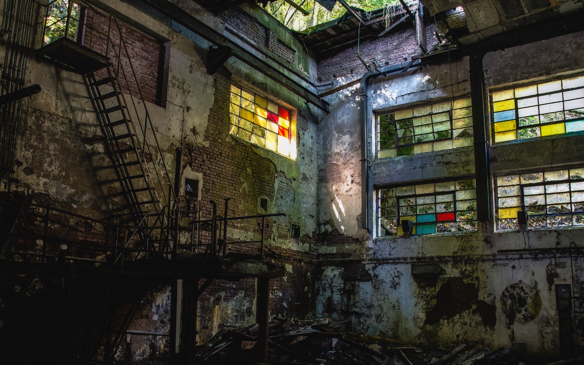 bâtiment fenêtres abandon ruines escalier épave