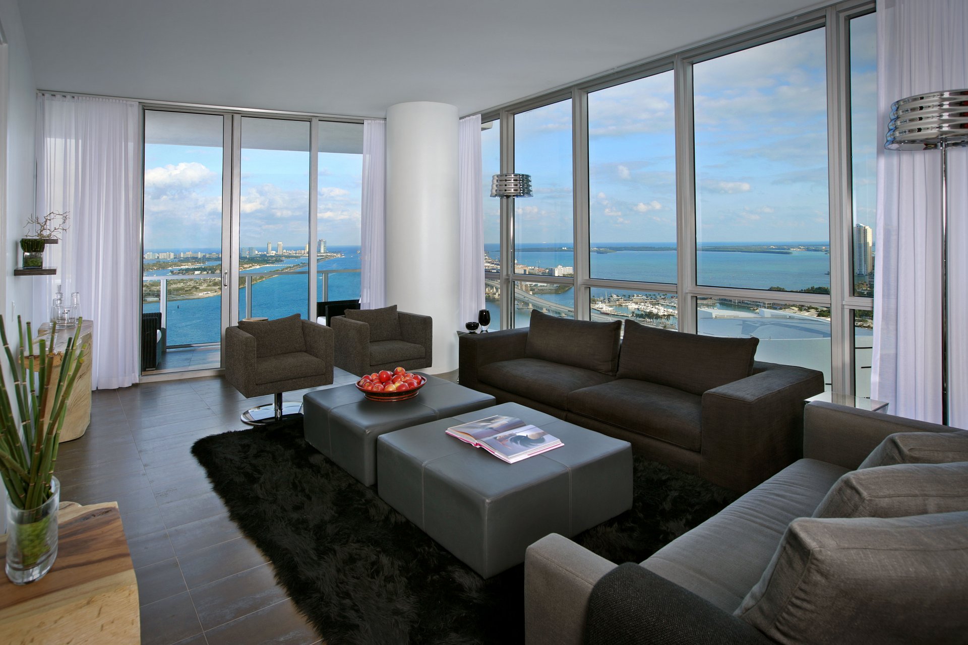 zimmer wohnung blick aus dem fenster brücke interieur stadt fenster landschaft äpfel sofas sessel tisch tapete