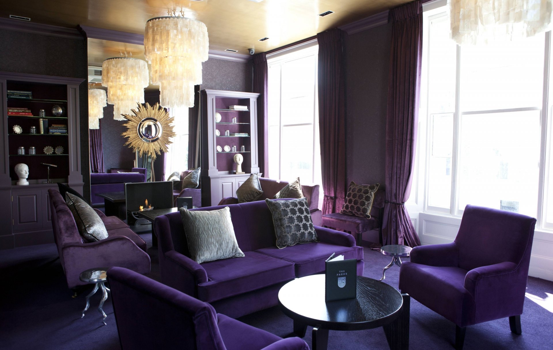 intérieur design style chambre meubles violet canapé fauteuils coussins