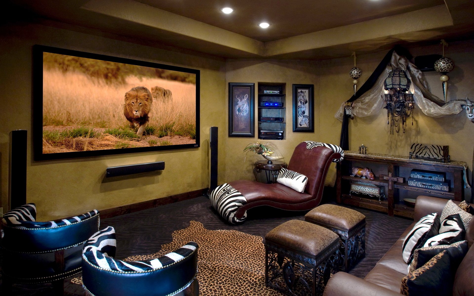 intérieur style africain safari design style chambre canapé fauteuils coussins tv lion lions zèbre fleurs