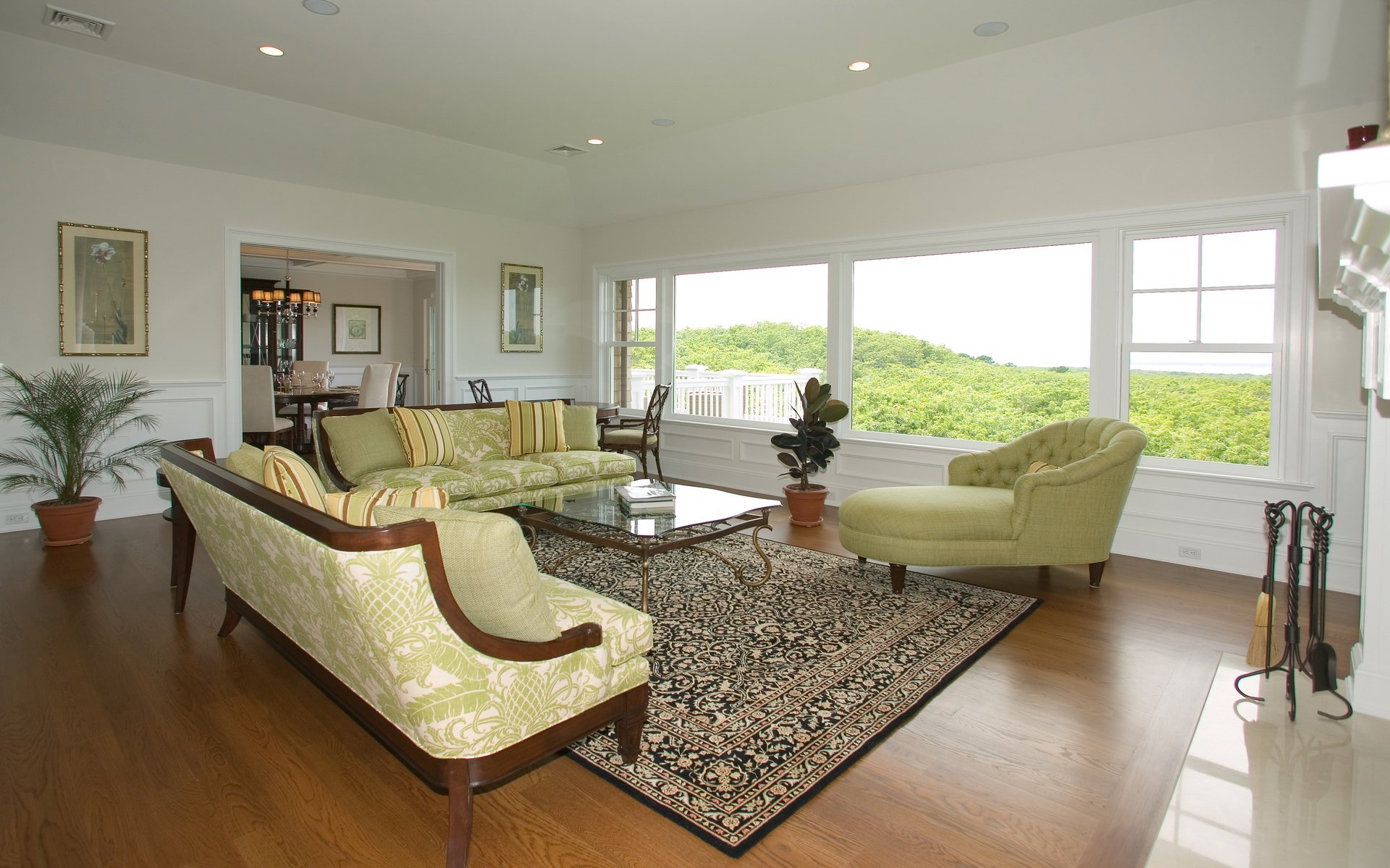 intérieur. chambre quarira design style canapé fauteuil tapis persan plantes fleurs fenêtre nature prairie clairière herbe