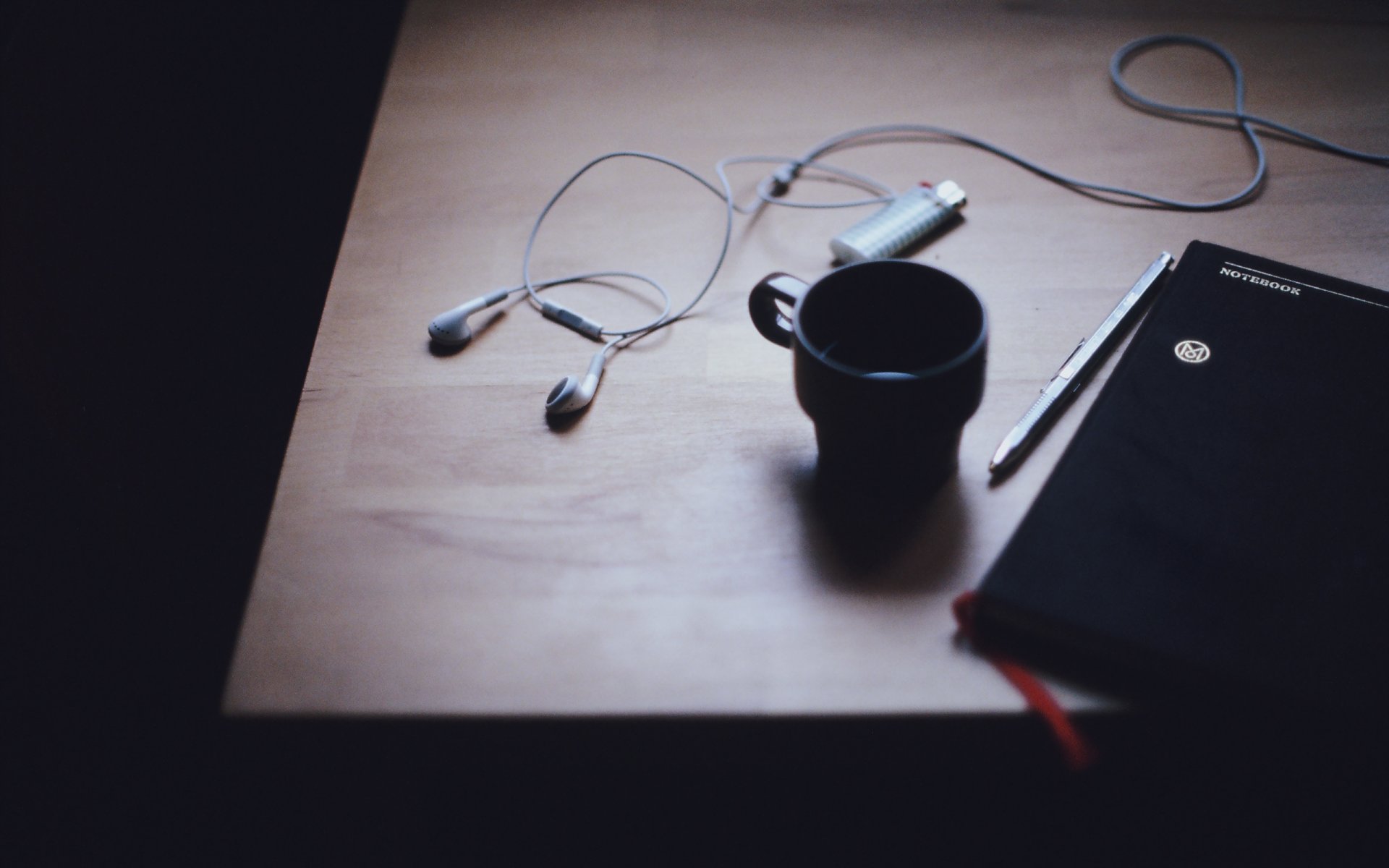 escritorio taza planificador diario auriculares encendedor