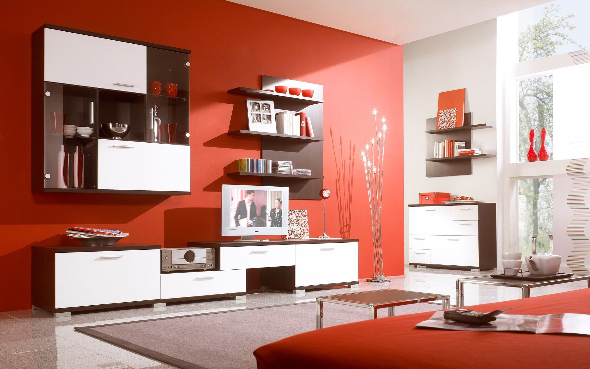 interno camera appartamento design stile scaffali rosso luminoso