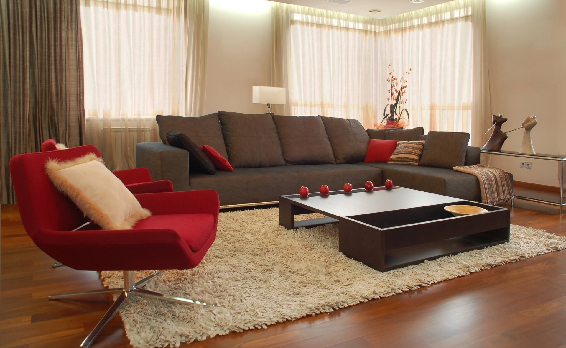 interior diseño estilo habitación muebles rojo sillón marrón sofá mesa manzanas alfombra