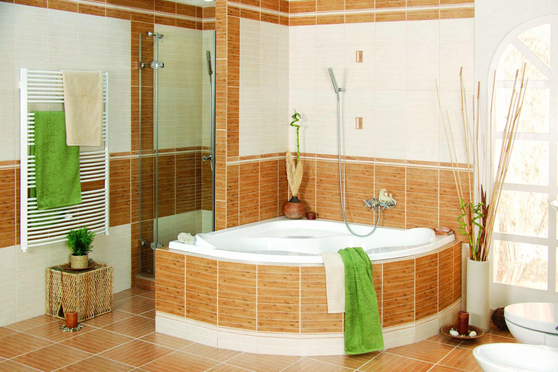 intérieur design style salle de bain jacuzzi douche carrelage serviettes fleurs