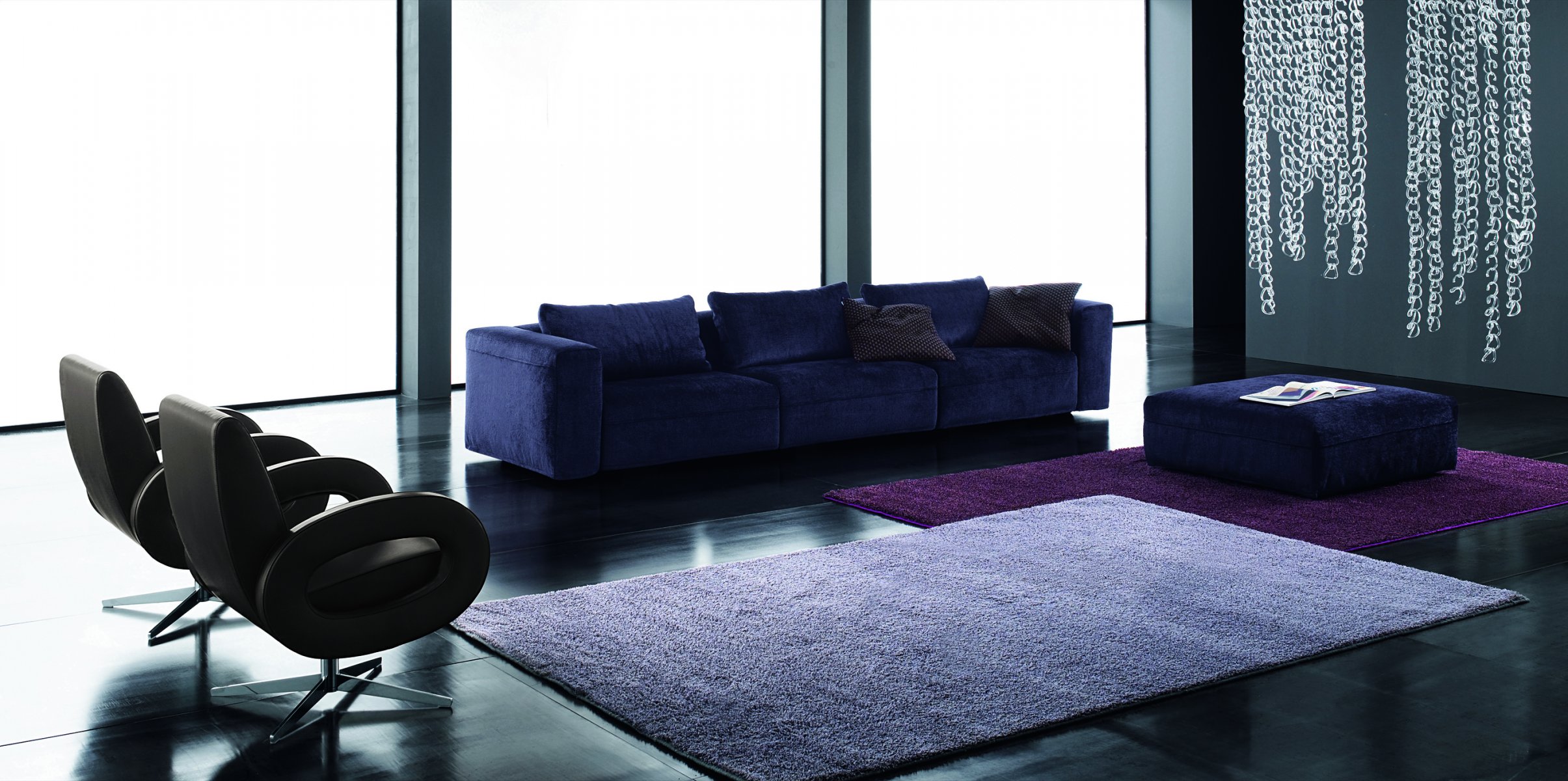 canapé tapis fauteuil intérieur lustre violet bleu