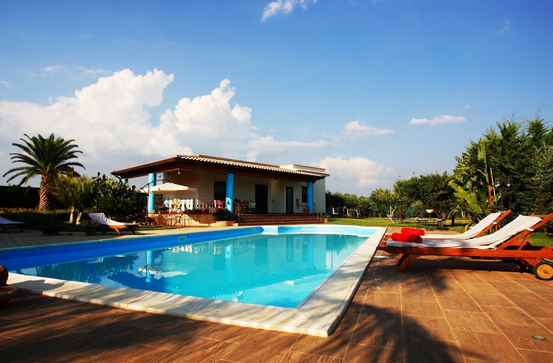 interni design piscina acqua sedie a sdraio cielo nuvole