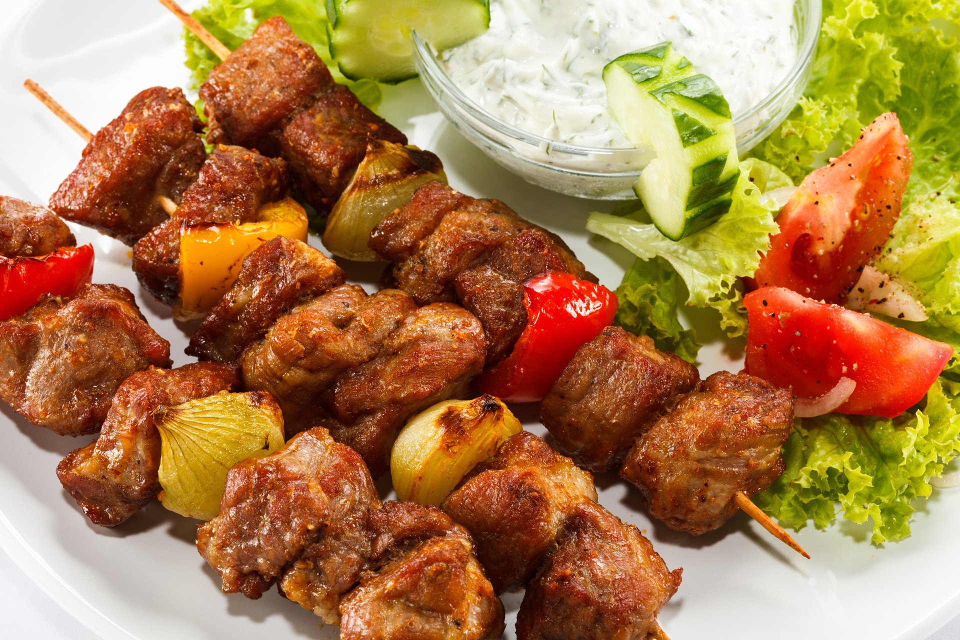 kebab tomates pepino salsa verduras ensalada pinchos