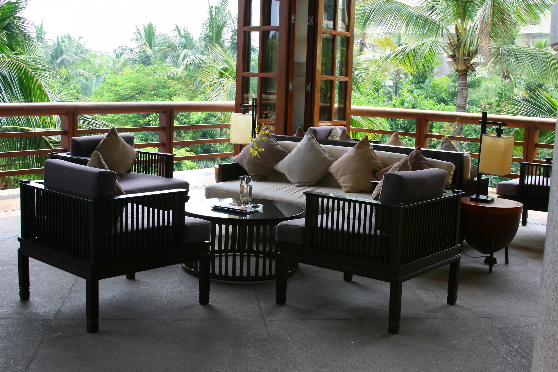 intérieur papier peint hôtel véranda île de hainan canapés coussins loisirs voyage