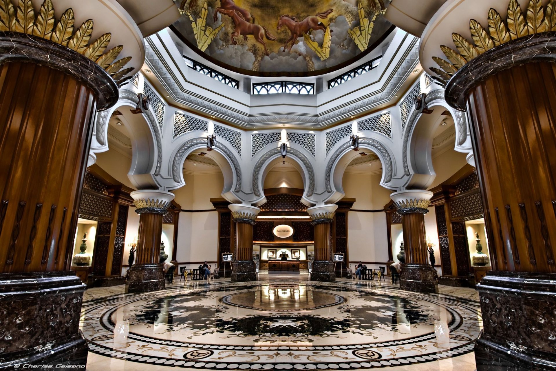 interni hotel colonne arco marmo dipinto sul soffitto