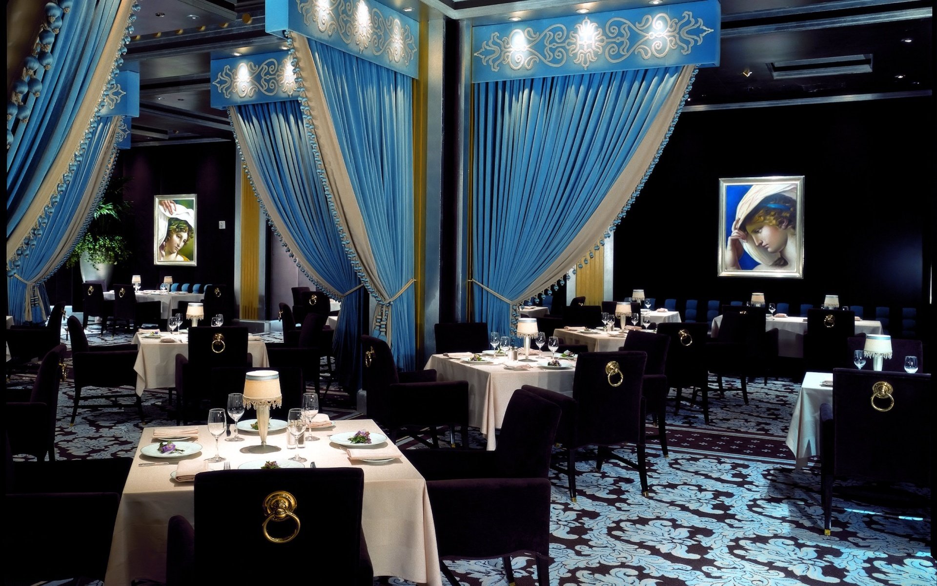 ristorante interni blu colore design stile comfort intimità moda lusso bellezza tavoli tavolo cena romanticismo sedie sedia poltrone poltrona dipinti specchi bicchieri bicchieri da vino piatti tovaglia tende fiori fiore lampada