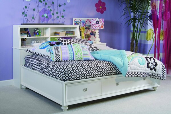 Helles Zimmerdesign und ein Bett mit hellen Kissen