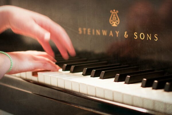 Interpretación de la música en el piano. Manos de pianista cerca