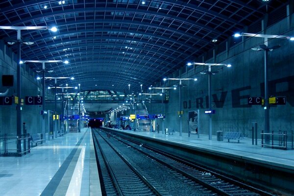 Por la noche, las escaleras del metro están llenas de luz