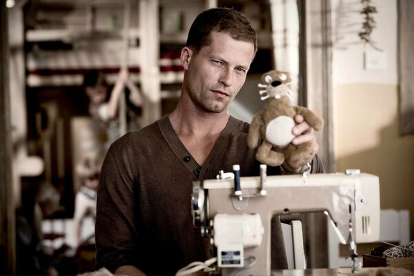 Til Schweiger sostiene un juguete