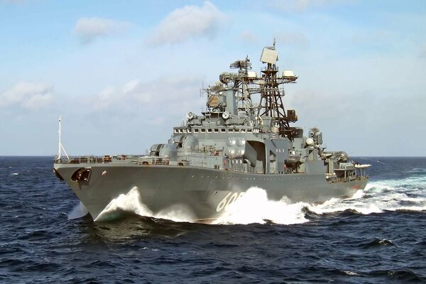 Okręt wojenny pędzący po falach Morza Czarnego
