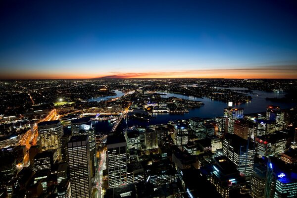 Die Stadt Sydney bei Sonnenuntergang, wo man den Horizont sehen kann