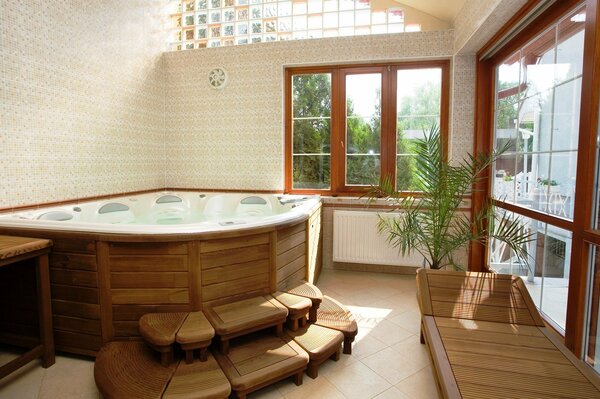 Helles Zimmer mit Jacuzzi und herrlichem Blick aus dem Fenster