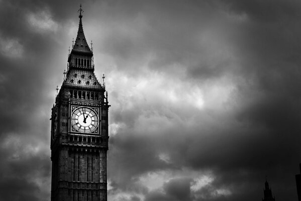 Horloge Big Ben à Londres sur fond noir et blanc