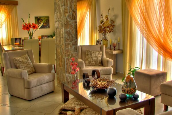 Интерьер гостиной с цветами и кофейным столиком