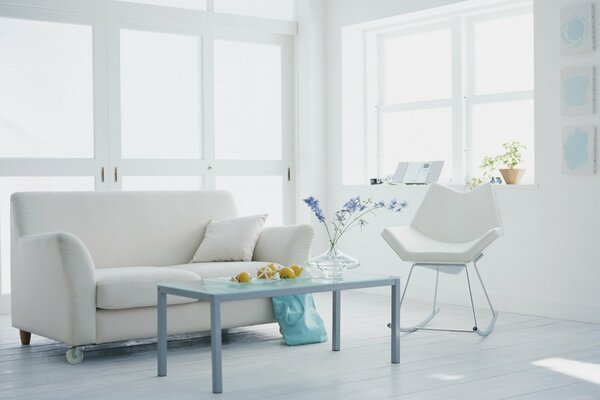 La magie éblouissante d un canapé blanc dans une pièce blanche avec une table bleuet