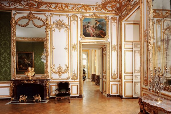 Sala di lusso con camino. ricchi interni in stile Versailles