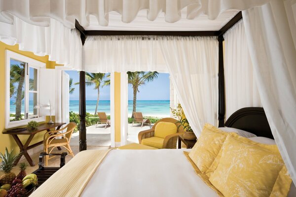 Кровать с балдахином на тропическом курорте