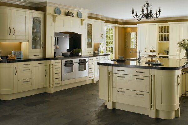 El interior de la cocina en colores claros y una decoración elegante