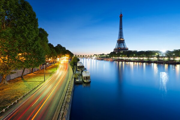 Эйфелева башня в городе Парижа во Франции