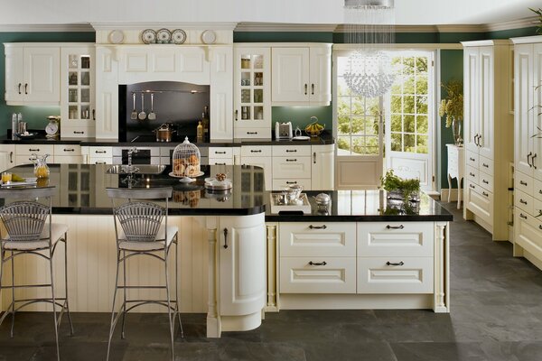 Intérieur de la cuisine dans des tons blancs