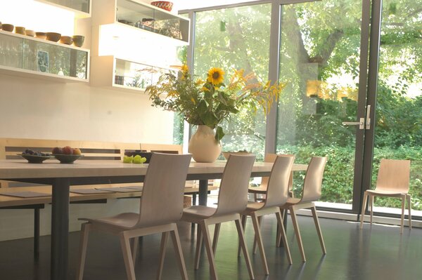 Interno della sala da pranzo del cottage in bianco calmo