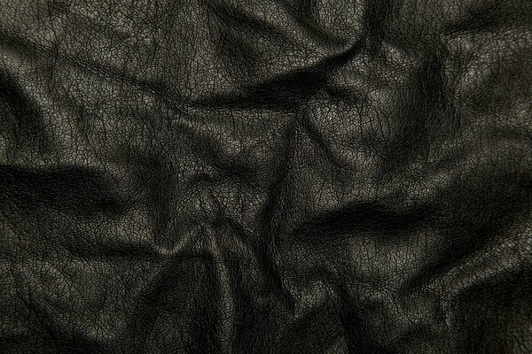 Fałdy na czarnej skórzanej tkaninie