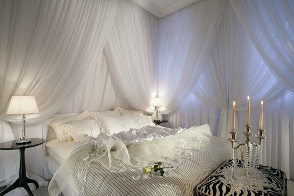 Diseño de dormitorio en tonos blancos