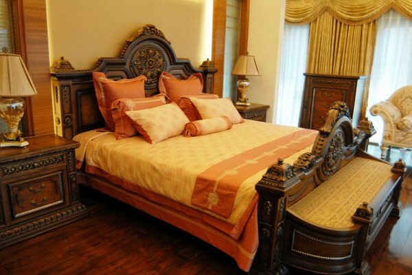 Interno della camera da letto con un grande letto, Cuscini e belle lampade