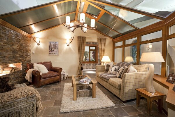 Salon confortable avec cheminée sous le toit de la maison