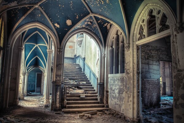 Scala in rovina in un palazzo abbandonato
