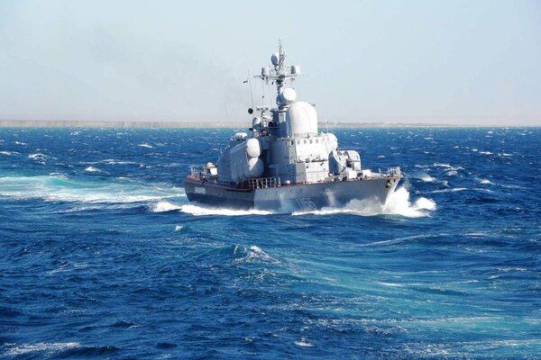 Schönes Raketenboot der russischen Marine im blauen Meer