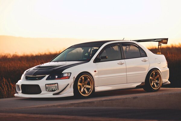 Mitsubishi Lancer Evo blanco al atardecer