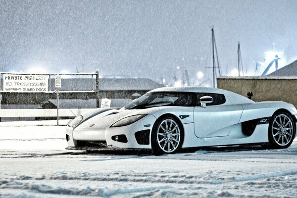 Weißes Rennauto im Schnee