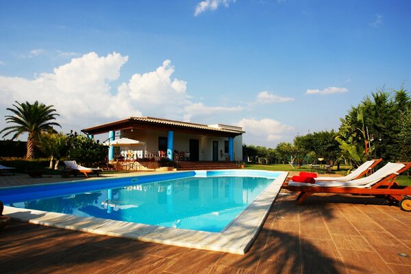 Ampia piscina in una casa di campagna